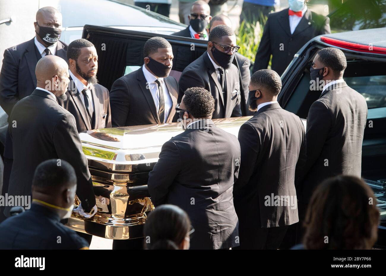 Le cercueil de GEORGE FLOYD arrive à l'église de la Fontaine de louange, dans la banlieue de Houston, le 9 juin 2020, pour un service funéraire privé suivi d'un enterrement dans Pearland, à proximité. Des milliers de personnes se sont tournées vers le public hier. Banque D'Images