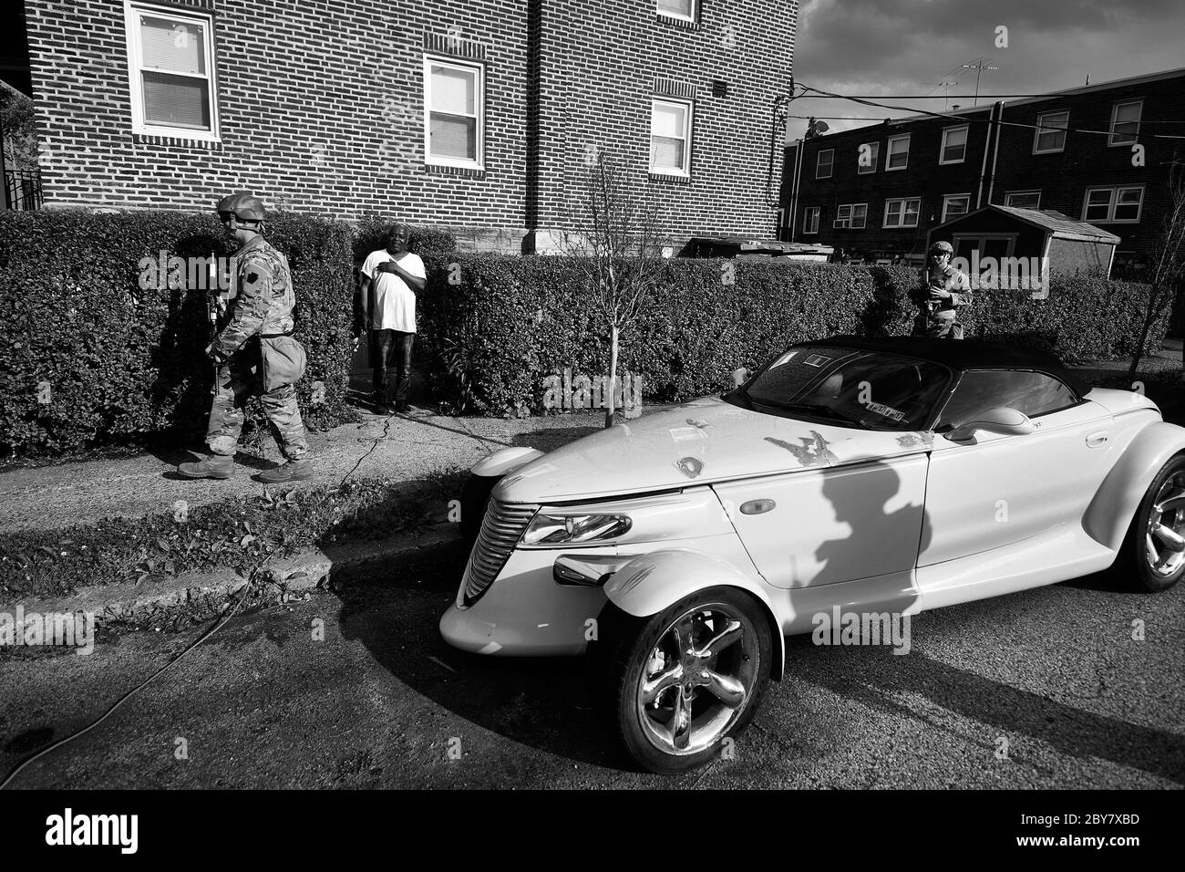 Les gardes nationaux sont accueillis par des résidents lors d'une patrouille dans la partie résidentielle du quartier de Wadsworth à Philadelphie, en Pennsylvanie, le 3 juin 2020. Banque D'Images