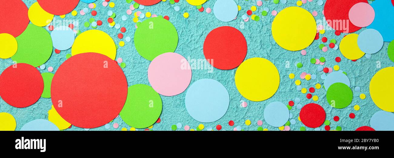 Fête festive ou carnaval avec confetti colorés sur fond bleu. Joyeux anniversaire, fête, fête, fête, concept de vacances Banque D'Images