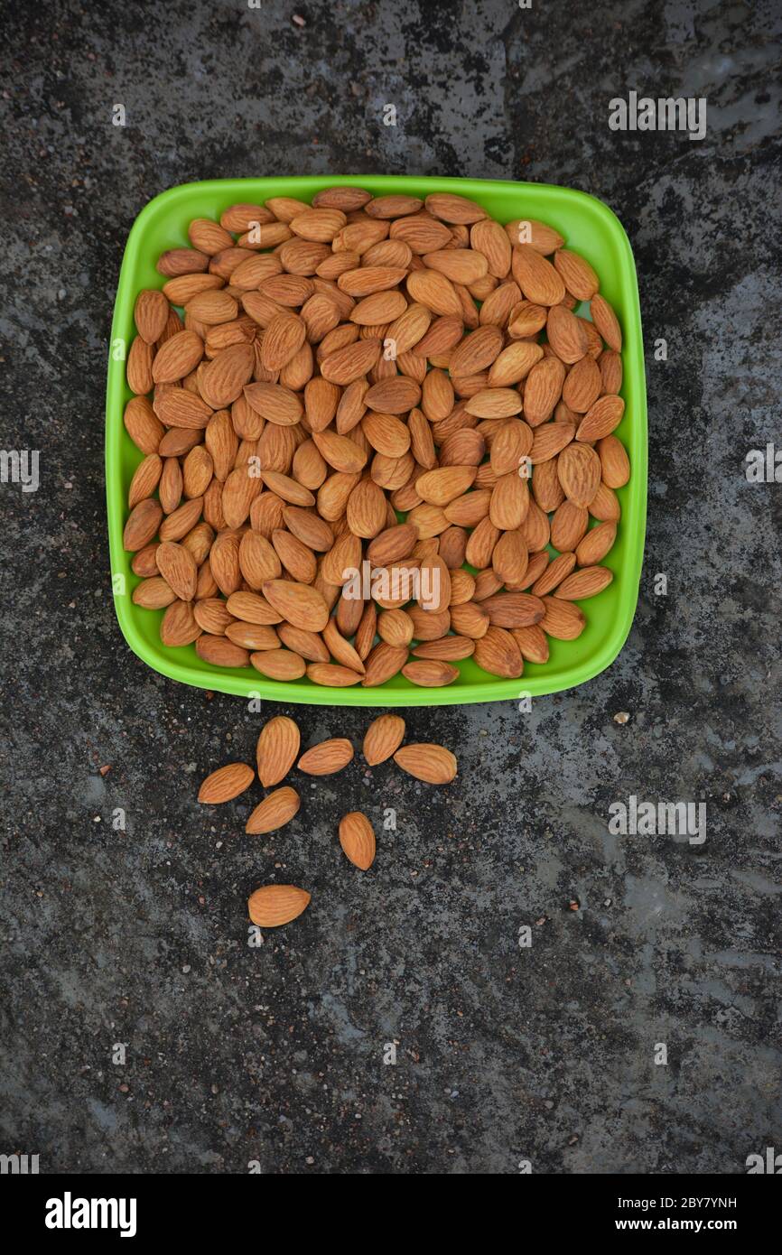 Amandes sur une assiette. Les amandes sont des noix saines et l'un des meilleurs aliments pour le cerveau. Banque D'Images