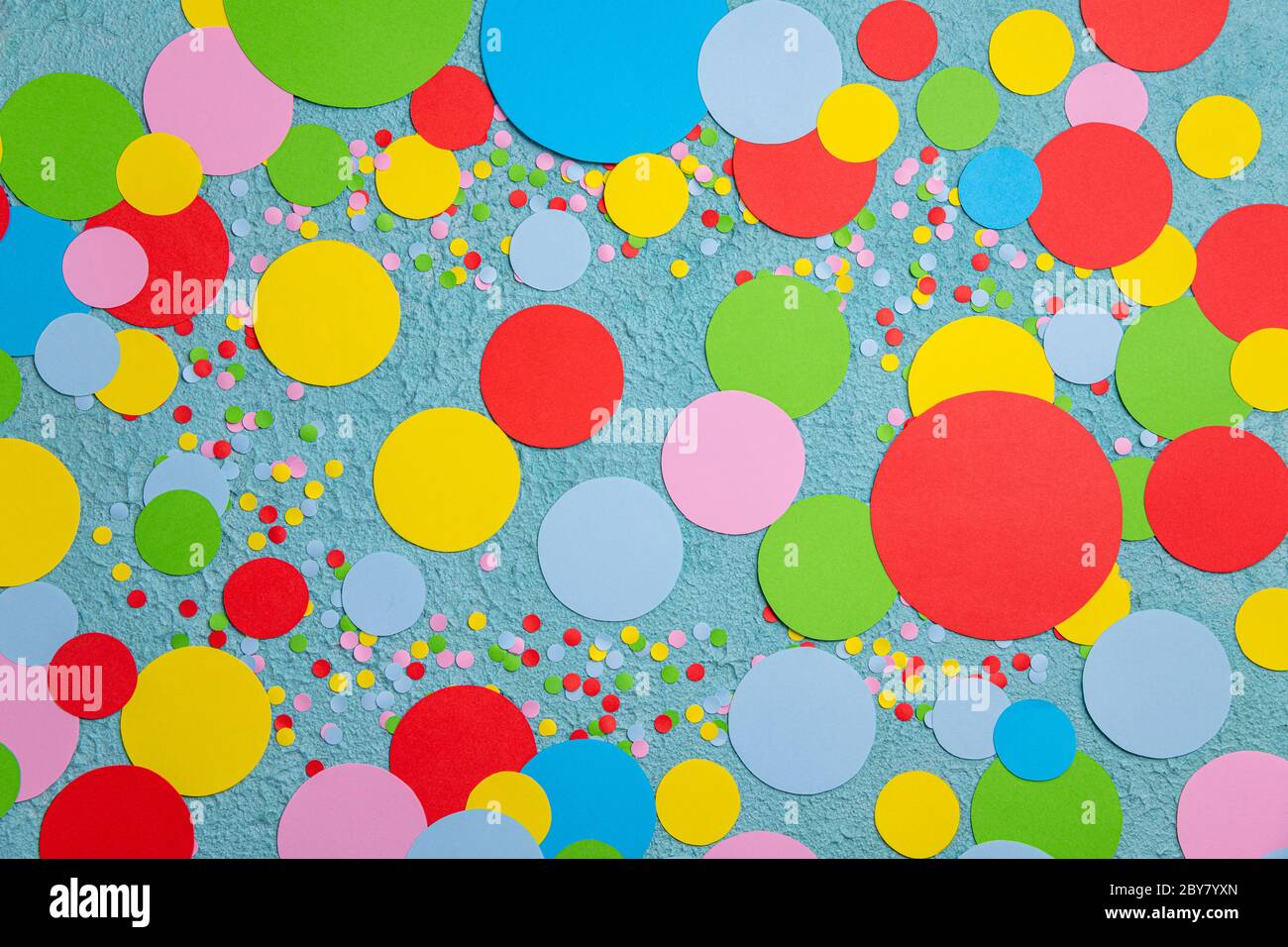 Fête festive ou carnaval avec confetti colorés sur fond bleu vue du dessus. Joyeux anniversaire, fête, fête, fête, concept de vacances Banque D'Images