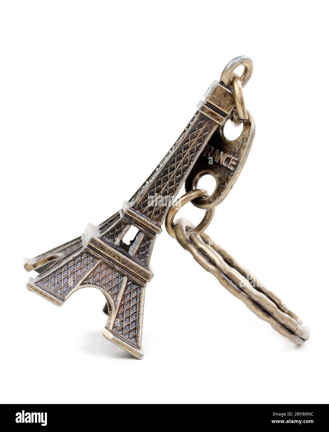 Petite copie en bronze de la figurine de la tour Eiffel isolée sur fond blanc Banque D'Images