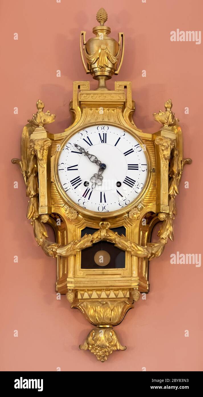 Horloge vintage sur le mur dans la chambre Banque D'Images