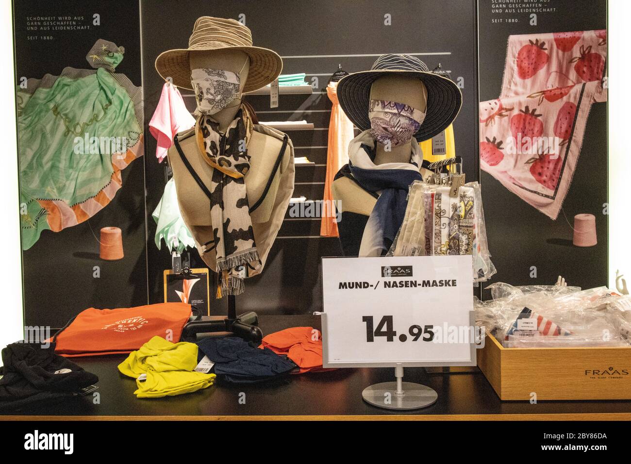 Le département de mode vend des masques dans sa section des vêtements pendant la pandémie du coronavirus, car les magasins s'ouvrent au public, Allemagne, Europe Banque D'Images