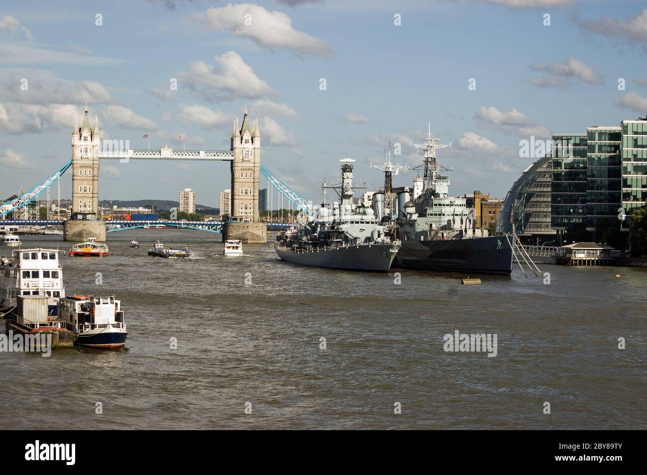 Londres, Royaume-Uni - 6 juillet 2011 : vue sur la Tamise depuis le London Bridge, City of London. Tower Bridge en arrière-plan avec les navires de la marine HMS Portl Banque D'Images