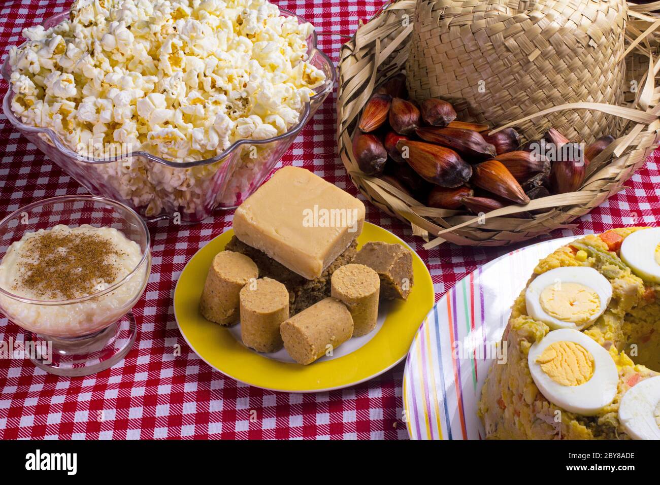 Cuisine et friandises typiques de la junina brésilienne. Couscouz, bonbons aux arachides, riz doux, dulces de leche et pignons de pin. Banque D'Images