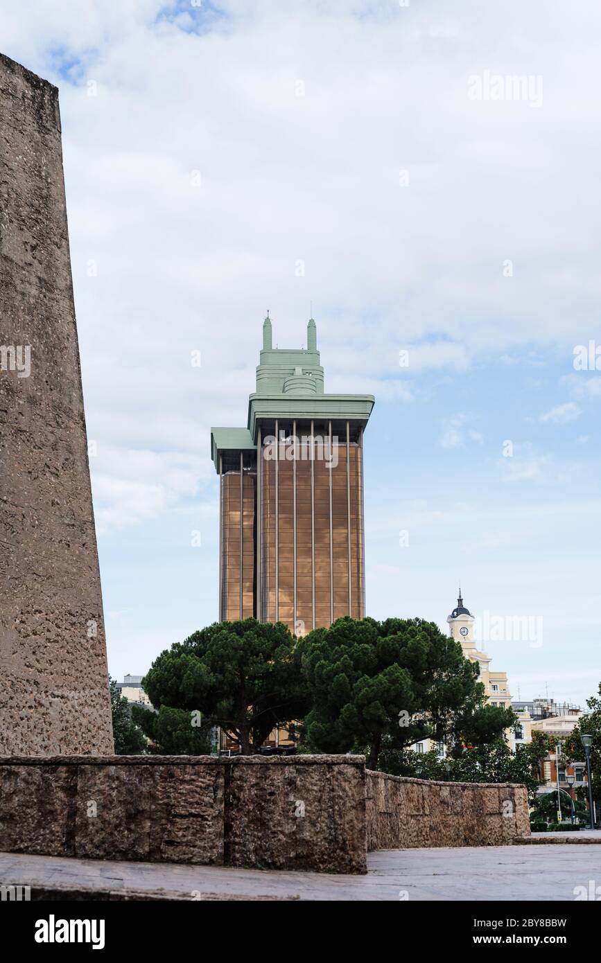 Madrid, Espagne - 7 juin 2020 : le bâtiment de bureaux des Tours de Colon des Jardins de la découverte Banque D'Images