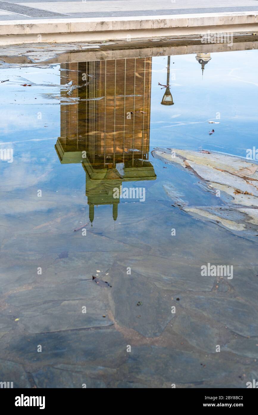 Madrid, Espagne - 7 juin 2020 : reflet des tours de Colon sur l'étang des jardins de la découverte Banque D'Images