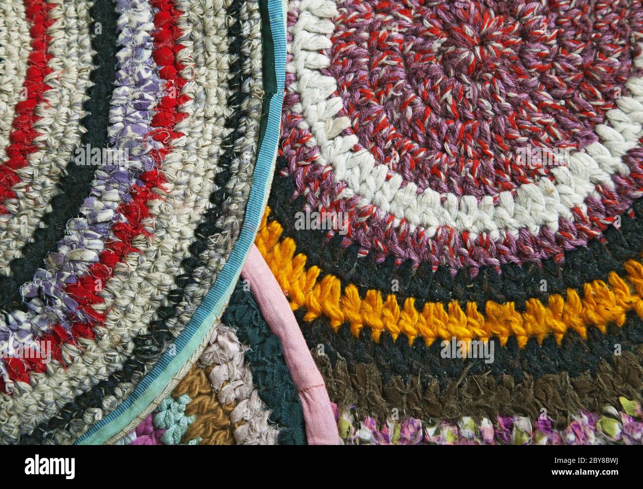 Bonneterie des tapis colorés de rubans en tissu Banque D'Images