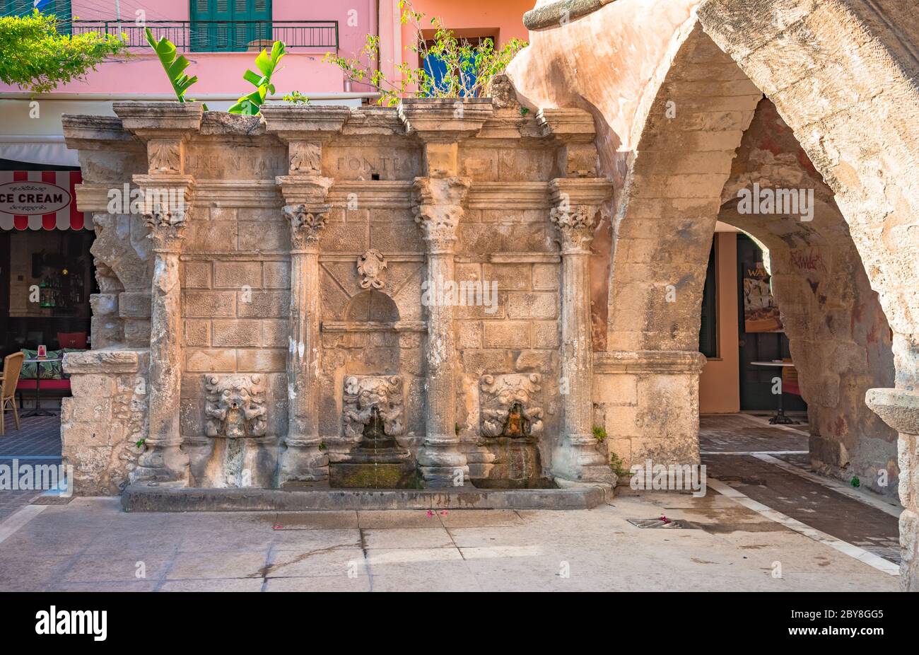 La Fontaine Rimondi au centre de la vieille ville de Réthymnon, Crète, Grèce Banque D'Images