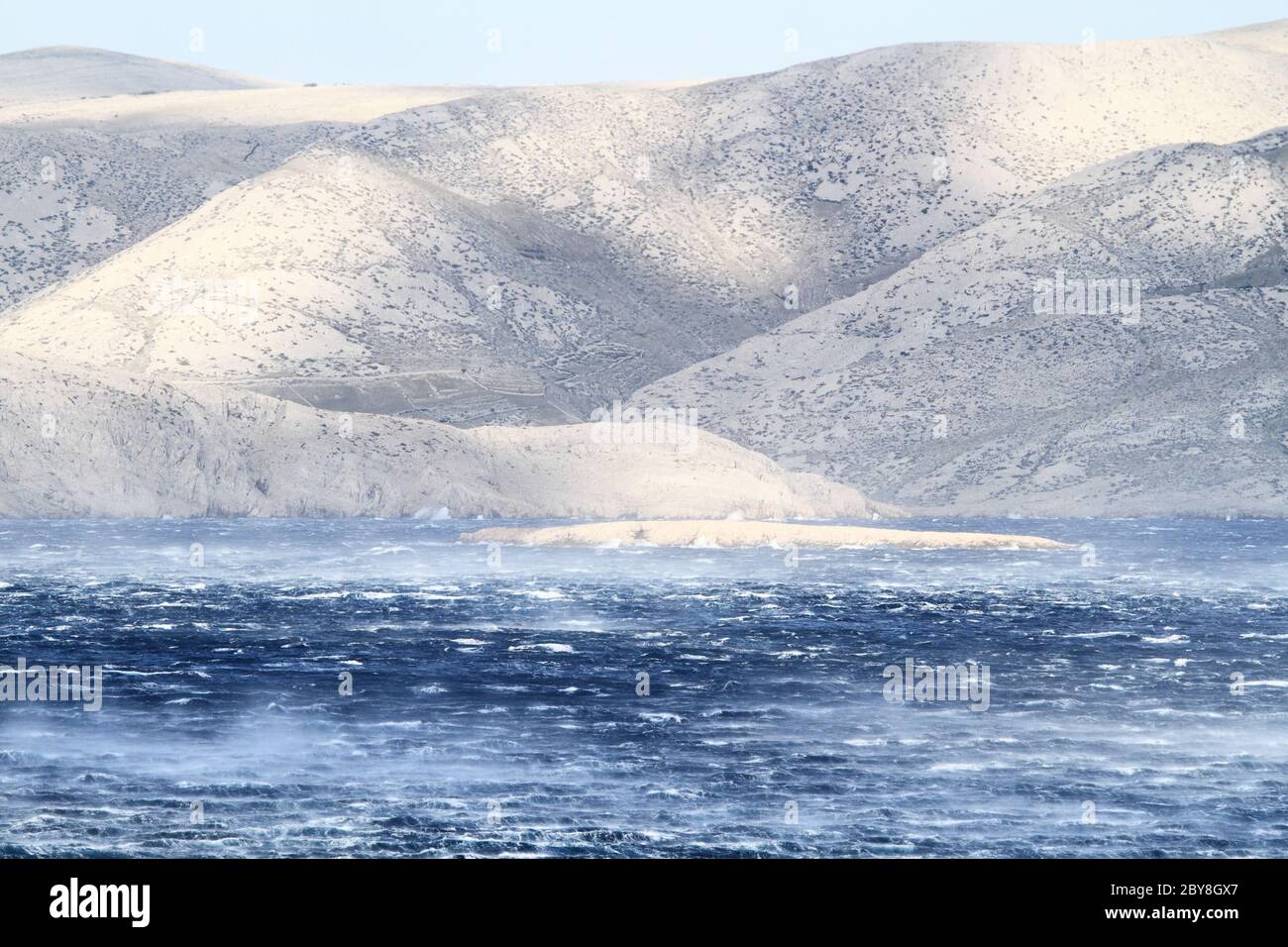 Mer Déchaînée avec des vents violents et des vagues furieuses Banque D'Images
