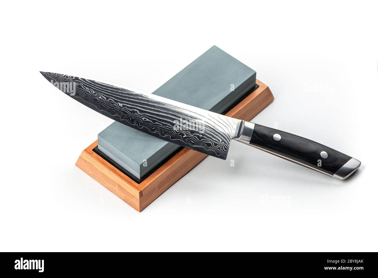 Couteau japonais posé sur une pierre blanche isolée sur fond blanc Photo  Stock - Alamy