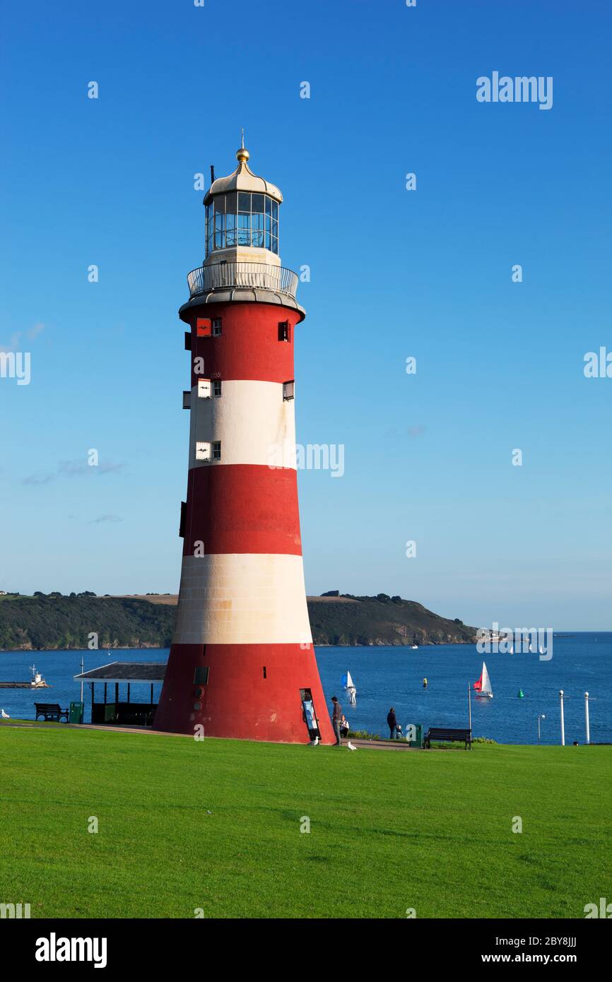 Smeaton's Tower on the Hoe avec Plymouth Sound Behind, Plymouth, Devon, Angleterre, Royaume-Uni Banque D'Images