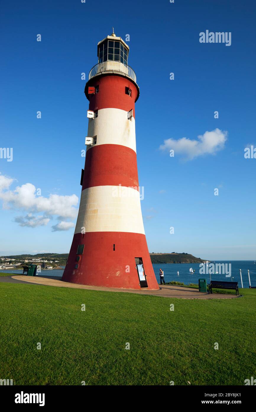 Smeaton's Tower on the Hoe avec Plymouth Sound Behind, Plymouth, Devon, Angleterre, Royaume-Uni Banque D'Images