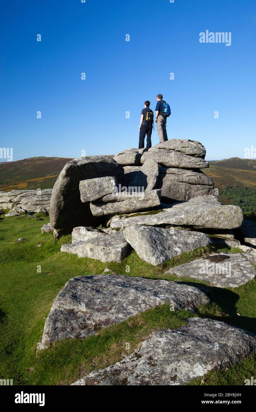 Combestone Tor avec randonneurs, parc national de Dartmoor, Devon, Angleterre, Royaume-Uni Banque D'Images