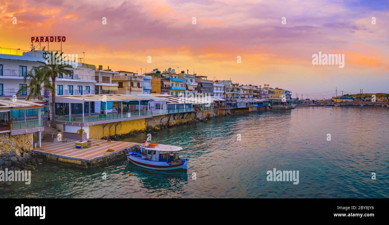 Le port de la célèbre station Chersonissos au coucher du soleil, Crète, Grèce Banque D'Images