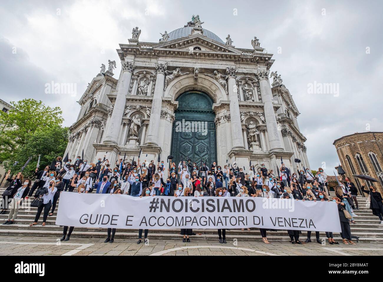 VENISE, ITALIE - JUIN 09 : les guides touristiques (habillés en blanc) et les guides touristiques (vêtus de noir) protestent pour obtenir leur emploi à l'église de Salute Banque D'Images
