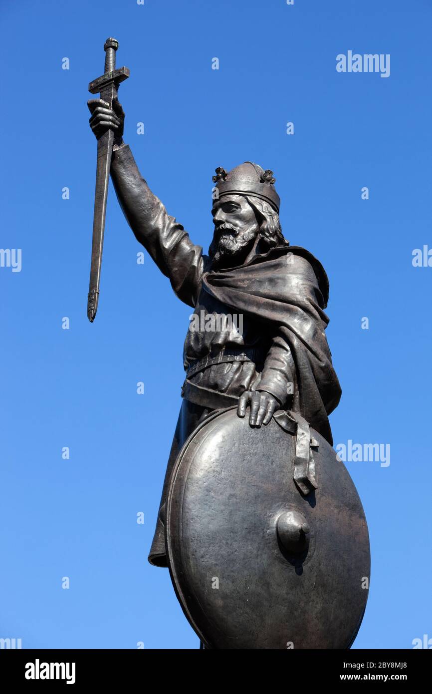 Statue du roi Alfred de Wessex (roi saxon qui régna de 871 à 901), Winchester, Hampshire, Angleterre, Royaume-Uni Banque D'Images