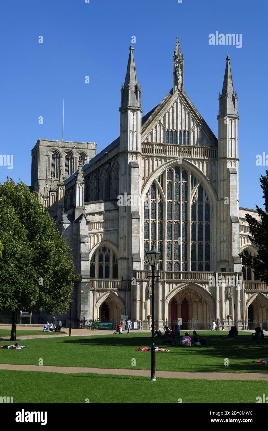Façade ouest de la cathédrale de Winchester, Winchester, Hampshire, Angleterre, Royaume-Uni Banque D'Images