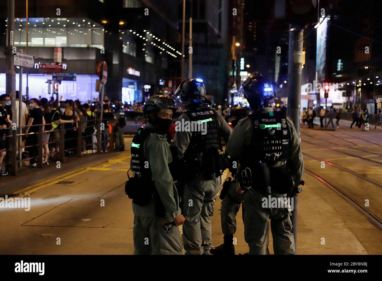 Hong Kong, CHINE. 9 juin 2020. La police anti-émeute garde le stand sur la route des Voeux, un centre financier et commercial au CENTRE de LA soirée du premier anniversaire de LA RÉSISTANCE.juin-9, 2020 Hong Kong.ZUMA/Liau Chung-ren crédit: Liau Chung-ren/ZUMA Wire/Alay Live News Banque D'Images