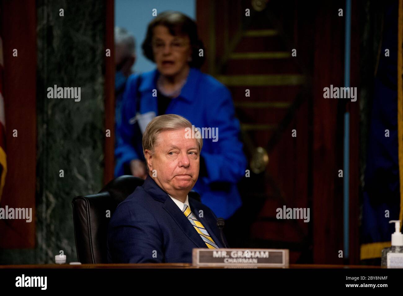 Le sénateur des États-Unis Lindsey Graham (républicain de Caroline du Sud), président, Commission judiciaire du Sénat américain, Et la sénatrice américaine Dianne Feinstein (démocrate de Californie), membre du classement de la Commission judiciaire du Sénat américain, arrive pour une audience de commission à Capitol Hill à Washington, le mardi 9 juin 2020, pour examiner la fraude de la COVID-19, en se concentrant sur la réponse des forces de l'ordre à ceux qui exploitent la pandémie. Crédit: Andrew Harnik/Pool via CNP | utilisation dans le monde entier Banque D'Images