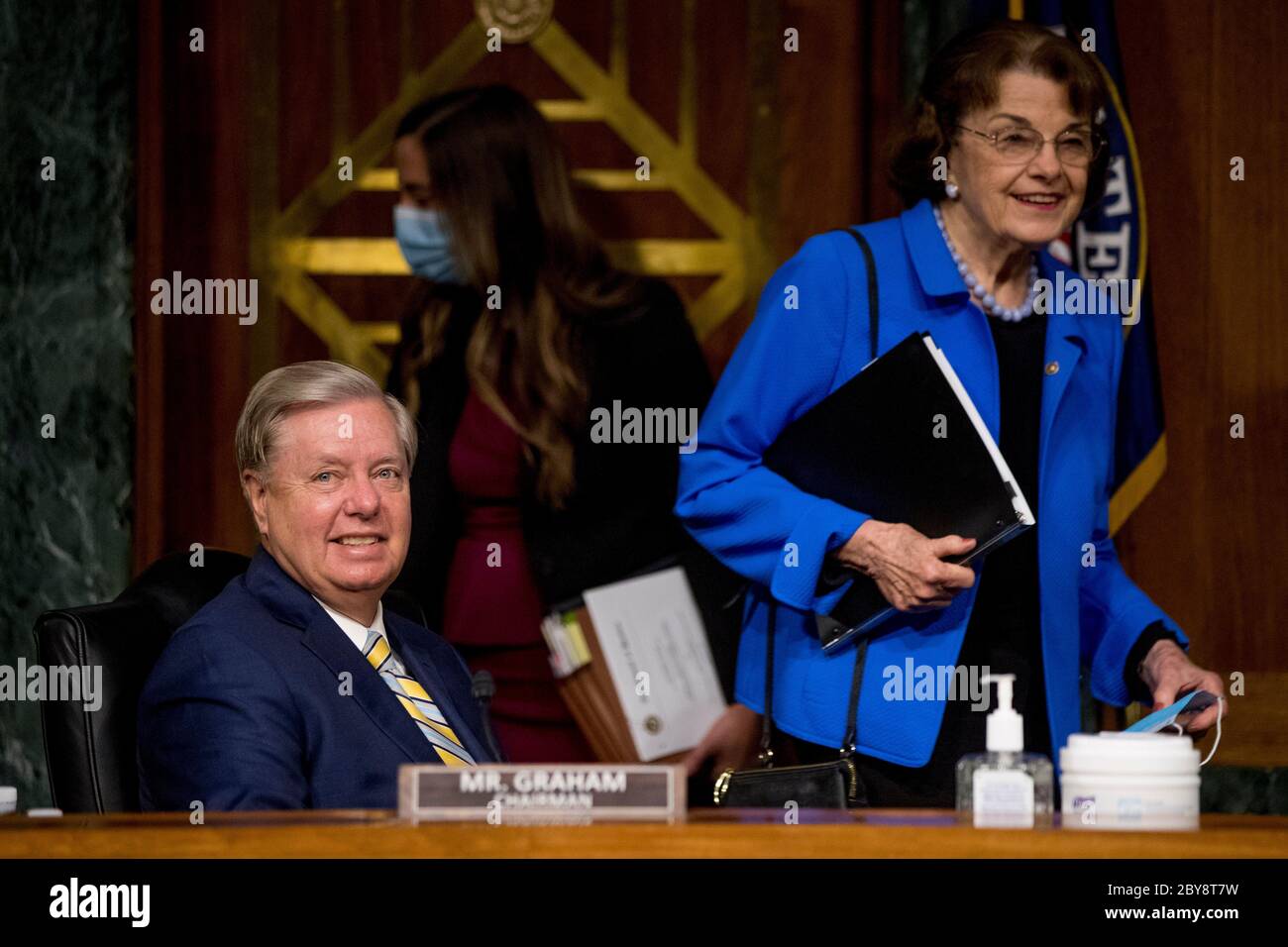 Le sénateur des États-Unis Lindsey Graham (républicain de Caroline du Sud), président, Commission judiciaire du Sénat américain, à gauche, Et la sénatrice américaine Dianne Feinstein (démocrate de Californie), membre du classement de la Commission judiciaire du Sénat américain, à droite, arrive pour une audience de commission à Capitol Hill à Washington, le mardi 9 juin 2020, pour examiner la fraude de la COVID-19, en se concentrant sur la réponse des forces de l'ordre aux personnes exploitant la pandémie. Crédit: Andrew Harnik/Pool via CNP | utilisation dans le monde entier Banque D'Images