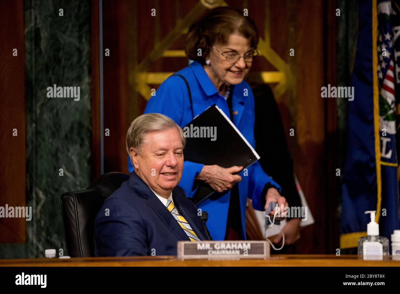 Le sénateur des États-Unis Lindsey Graham (républicain de Caroline du Sud), président, Commission judiciaire du Sénat américain, à gauche, Et la sénatrice américaine Dianne Feinstein (démocrate de Californie), membre du classement de la Commission judiciaire du Sénat américain, à droite, arrive pour une audience de commission à Capitol Hill à Washington, le mardi 9 juin 2020, pour examiner la fraude de la COVID-19, en se concentrant sur la réponse des forces de l'ordre aux personnes exploitant la pandémie. Crédit: Andrew Harnik/Pool via CNP | utilisation dans le monde entier Banque D'Images