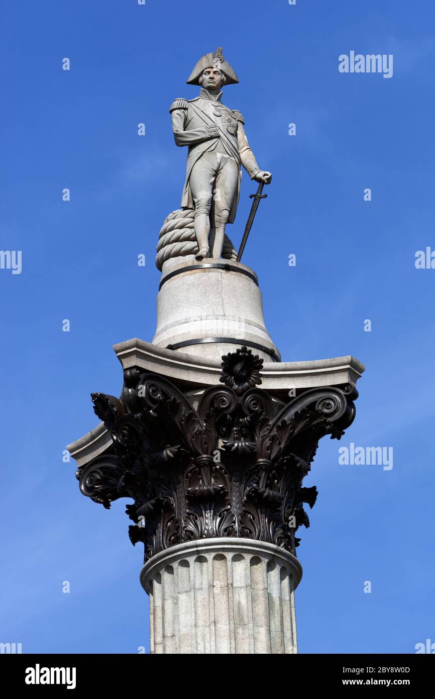 Statue de l'amiral Nelson (victor de la bataille de Trafalgar) au sommet de la colonne Nelson à Trafalgar Square, Londres, Angleterre, Royaume-Uni Banque D'Images