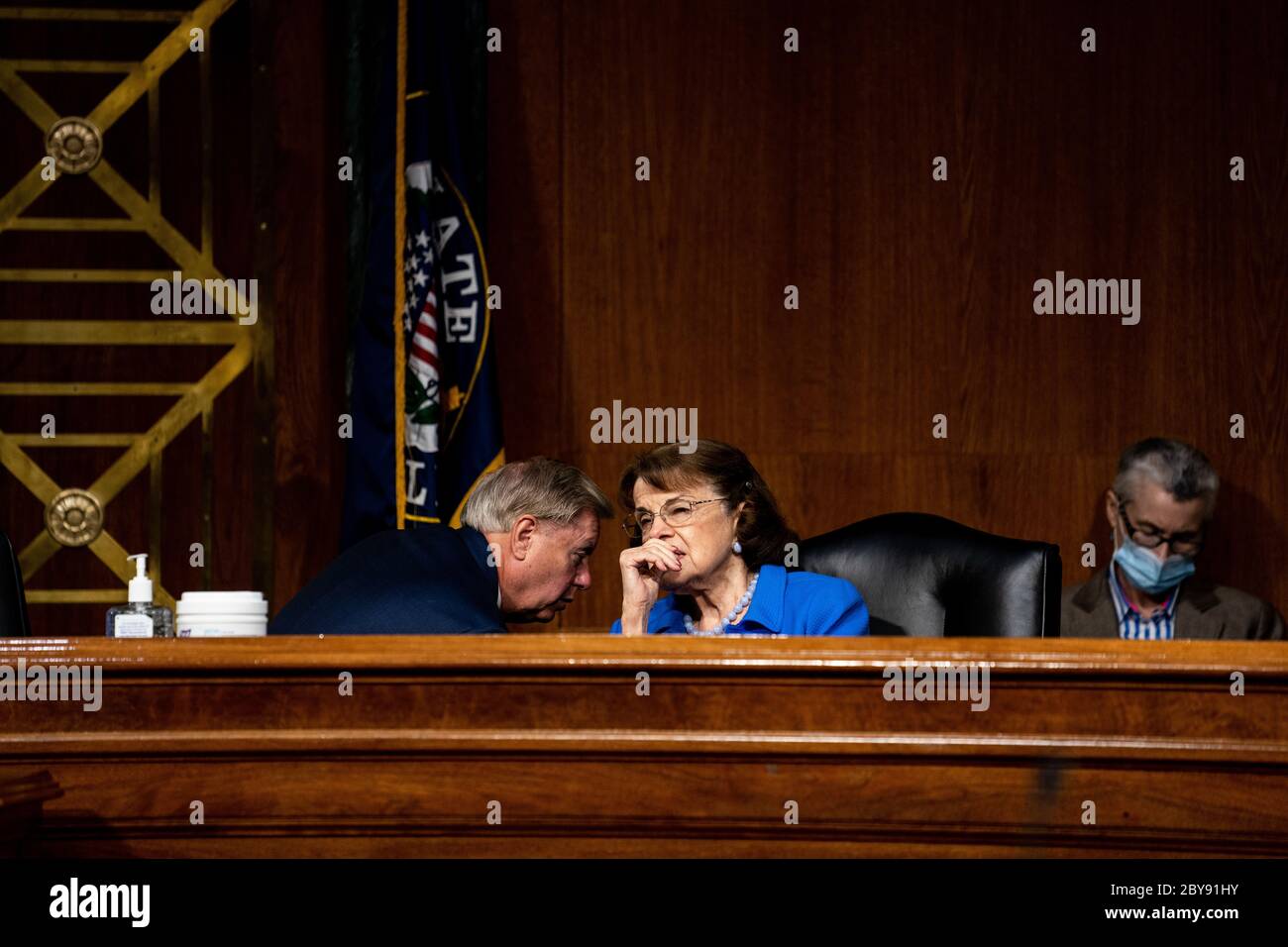 Washington, États-Unis d'Amérique. 09e juin 2020. Le sénateur américain Lindsey Graham (républicain de Caroline du Sud), président, Comité judiciaire du Sénat américain, à gauche, confère avec le sénateur américain Dianne Feinstein (démocrate de Californie), membre de rang, Commission judiciaire du Sénat américain, à droite, lors d'une audience de la Commission judiciaire du Sénat américain 'pour examiner la fraude COVID-19, Se concentrer sur la réponse des forces de l'ordre à ceux qui exploitent la pandémie à Capitol Hill, Washington, DC, le 9 juin 2020. Credit: Erin Schaff/Pool via CNP | usage dans le monde crédit: dpa/Alay Live News Banque D'Images