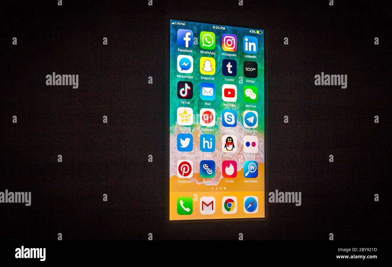 Un ensemble de programmes de marques célèbres de réseautage social sur un iPhone sur table en bois. IPhone argent a été créé et développé par Apple inc Banque D'Images