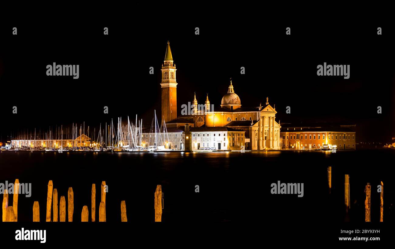 Venise, vue sur l'église de San Giorgio Maggiore depuis la Piazza San Marco. Banque D'Images