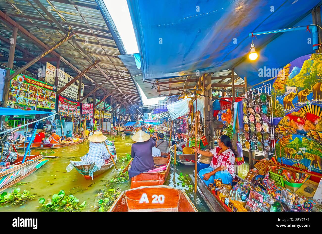 DAMNOEN SADOAK, THAÏLANDE - 13 MAI 2019 : faire du shopping dans les étals de souvenirs du marché flottant de ton Khem, le 13 mai à Damnoen Sadoak Banque D'Images