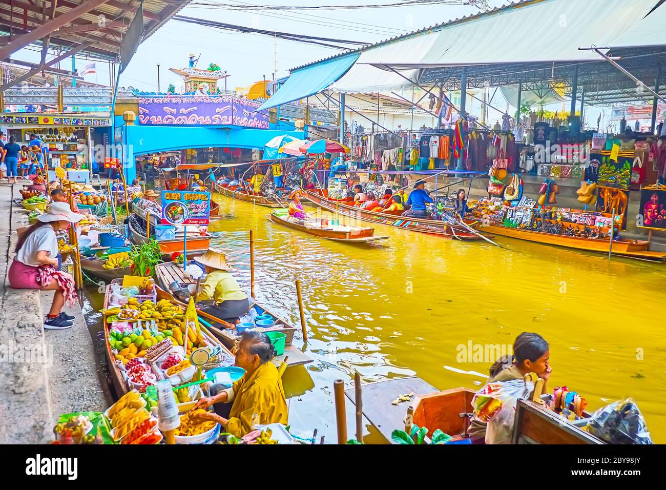 DAMNOEN SADUAK, THAÏLANDE - 13 MAI 2019 : le paysage de rue du marché flottant de Damnoen Saduak avec de grands pavillons commerciaux, des stands de souvenirs, un segment étroit de khlong, Banque D'Images