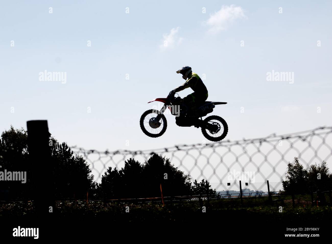 un vélo de motocross sautant et il semble qu'il suit une ligne de fer Banque D'Images