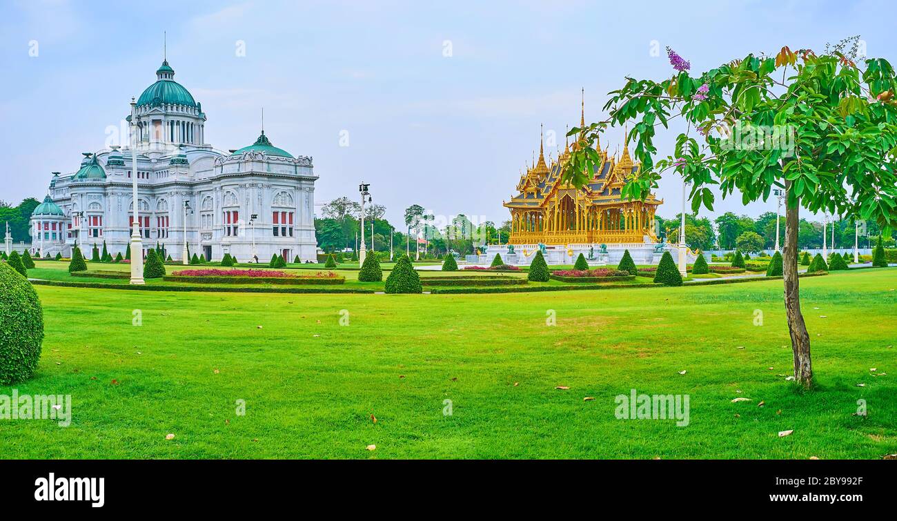 Panorama du jardin topiaire, entourant la construction de la salle du trône d'Ananta Samakom et des couronnes commémoratives du pavillon doré d'Auspice, Bangkok, Tha Banque D'Images