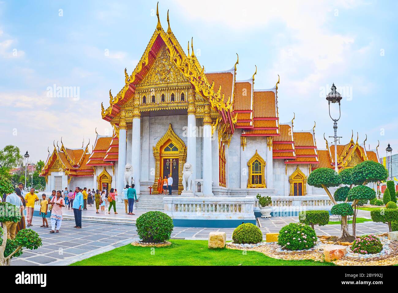 BANGKOK, THAÏLANDE - 13 MAI 2019 : le jardin ornemental autour de l'Ubosot (salle d'ordination) du temple de marbre de Wat Benchamabophit Dusitvanaram, le 1er mai Banque D'Images