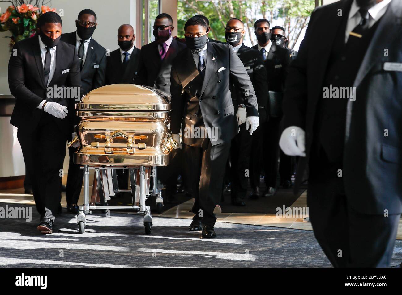 Houston, Texas, États-Unis. 9 juin 2020. Les pallbearers apportent le cercueil dans l'église pour les funérailles de George Floyd le mardi 9 juin 2020, à l'église de la Fontaine de louange à Houston. Floyd est décédé le 25 mai après avoir été retenu par les policiers de Minneapolis. Crédit : Godofredo A. Vasquez/ZUMA Wire/Alamy Live News Banque D'Images