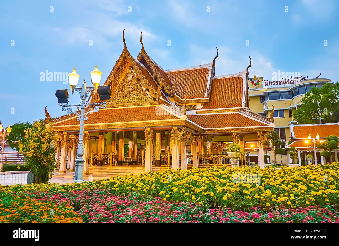 BANGKOK, THAÏLANDE - 24 AVRIL 2019 : le Pavillon Royal très orné avec toit en tuiles de toit, riches dorures et détails sculptés, piliers minces est situé à Mahaje Banque D'Images