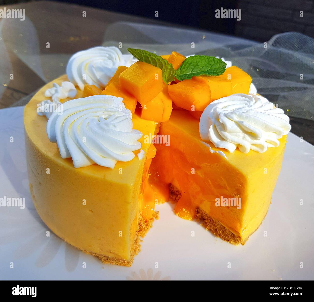 Gateau A La Mousse De Mangue Maison Photo Stock Alamy Gateau A La Mousse De Mangue Maison Photo Stock Alamy