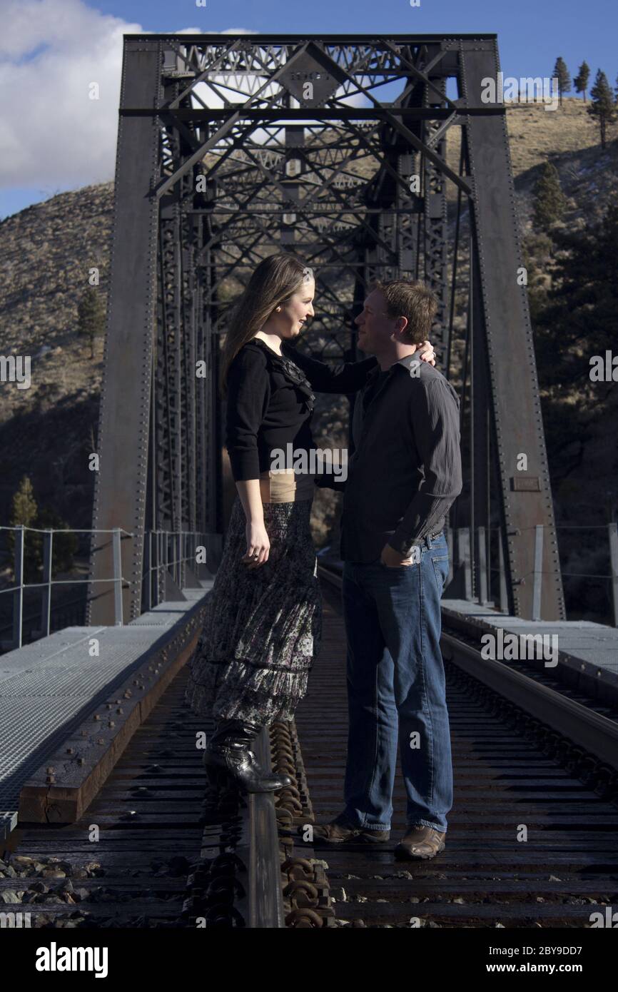 jeune couple amoureux sur les voies de train Banque D'Images