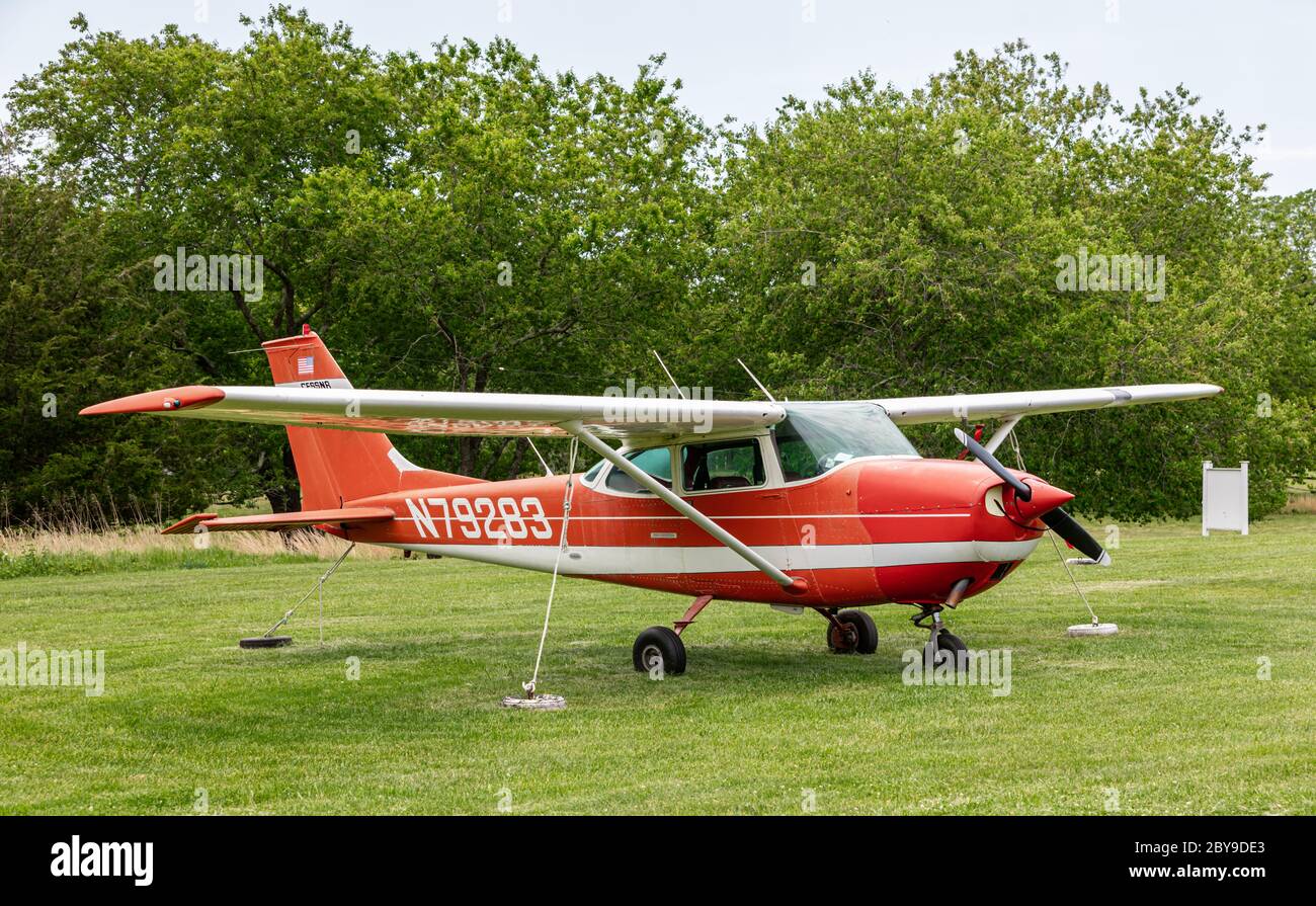 Petit avion à moteur unique à l'aéroport de Shelter Island, Shelter Island, NY Banque D'Images
