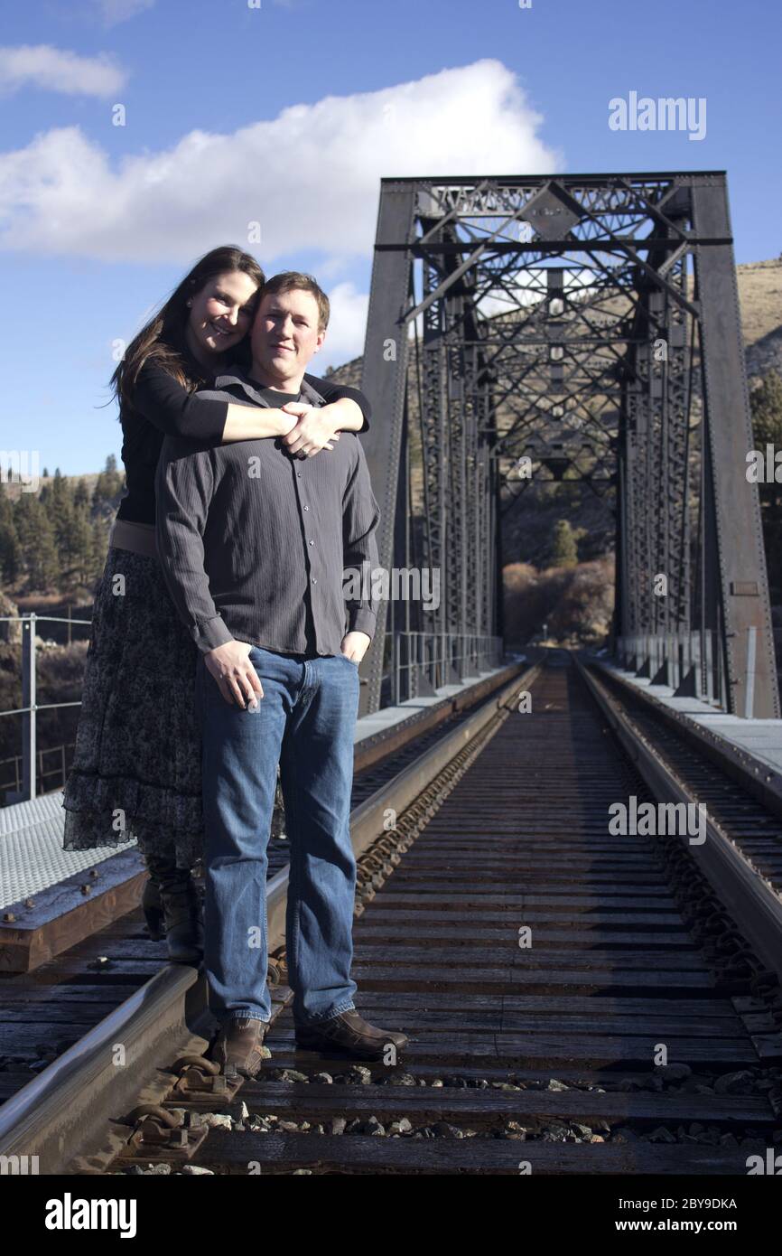jeune couple amoureux sur les voies de train Banque D'Images