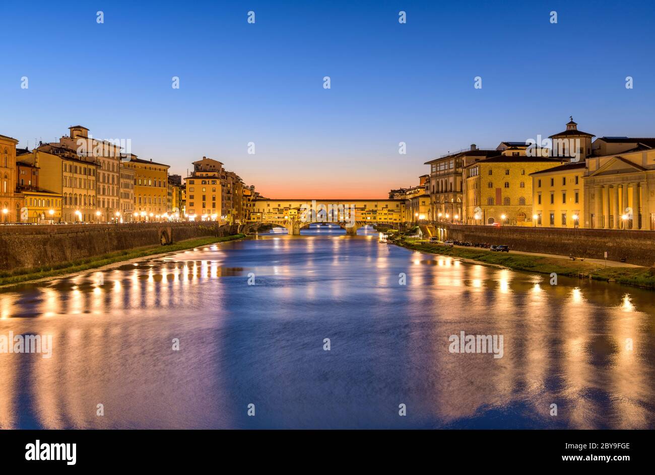 Arno River - VUE panoramique sur l'Arno au coucher du soleil sur le Ponte Vecchio 'Vieux Pont' au coeur de Florence, en Toscane, en Italie. Banque D'Images