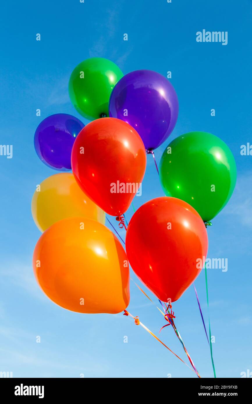 Ballons colorés sur un magnifique ciel bleu Banque D'Images
