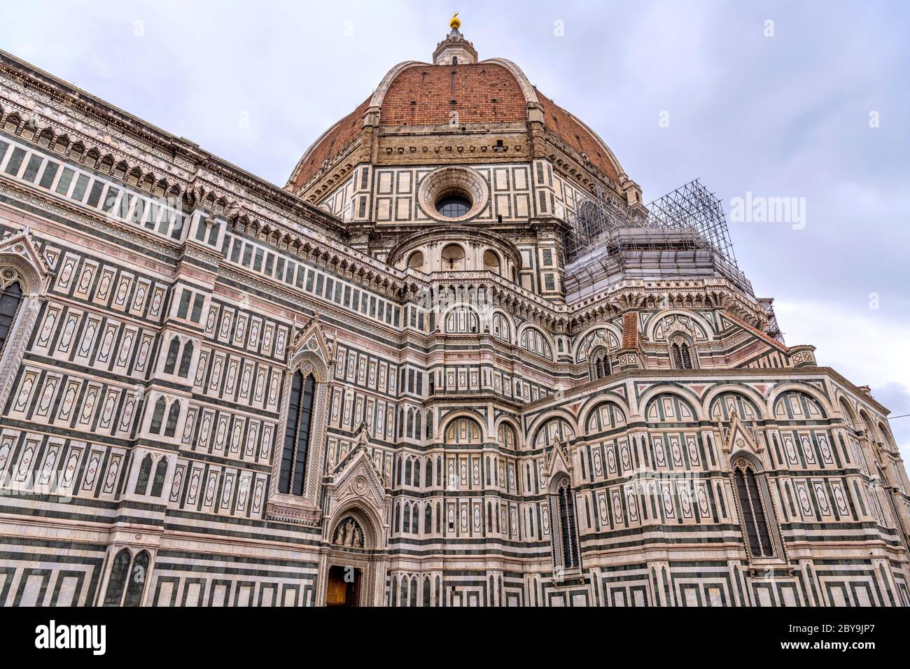 Cathédrale de Florence - VUE rapprochée à angle bas du dôme et du mur extérieur sud de la cathédrale de Florence, au cœur de Florence, en Toscane, en Italie. Banque D'Images