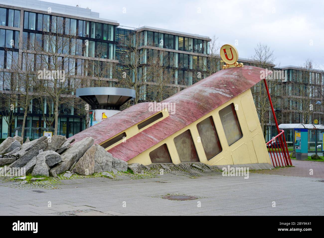 Frankfurt main, Allemagne 03-12-2020 station de métro Bockenheimer Warte entrée architecture Banque D'Images