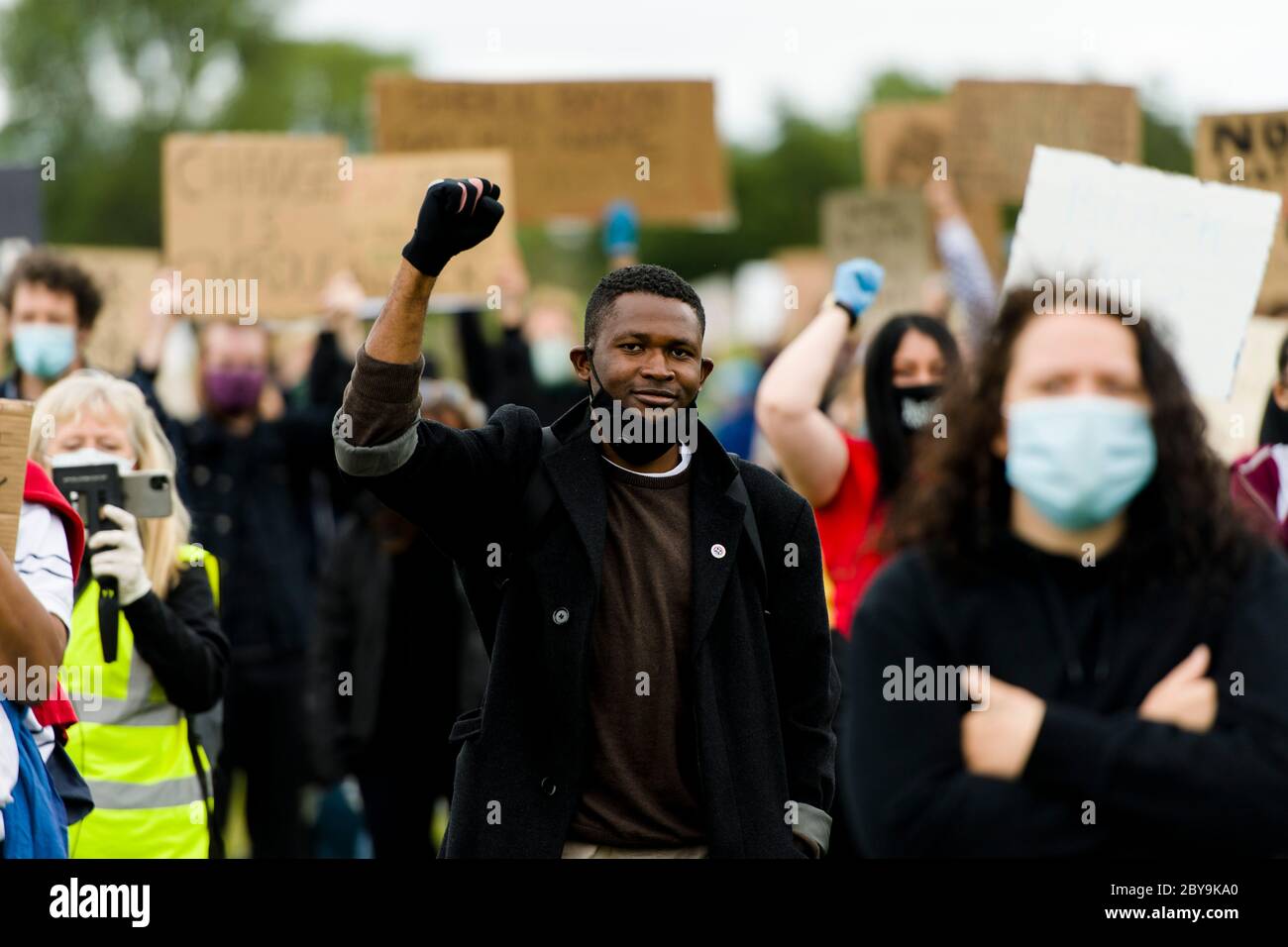 Les gens d'Édimbourg se joignent au parc Holyrood en solidarité avec le rallye Black Lives Matter. Les manifestations ont eu lieu dans le monde entier en raison du meurtre de George Floyd en Amérique. L'Écosse est dans une 11e semaine de confinement en raison de l'épidémie de Covid-19. Crédit: Euan Cherry Banque D'Images