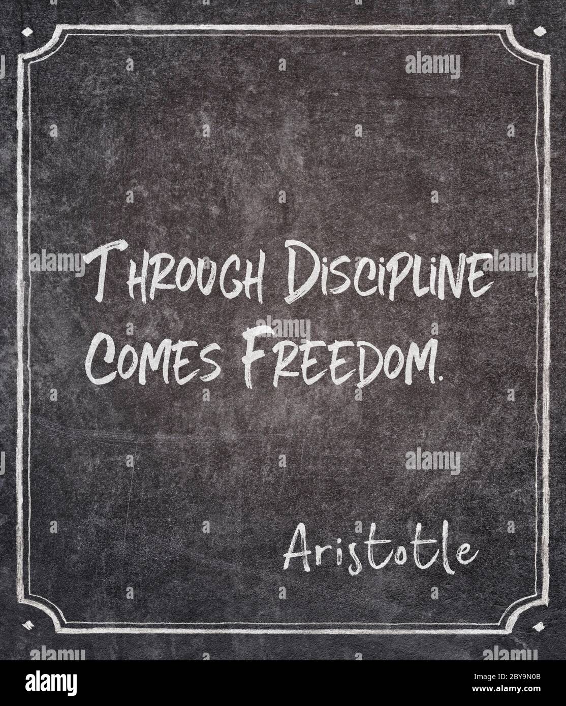 Par La Discipline Vient La Liberte Le Philosophe Grec Antique Aristote Citation Ecrite Sur Tableau De Surveillance Encadre Photo Stock Alamy