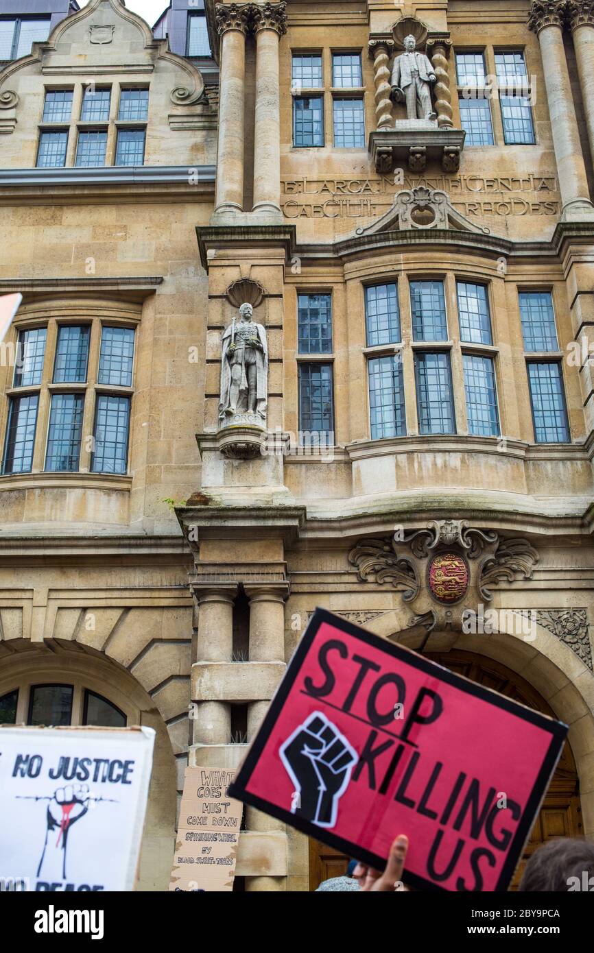 Oxford UK 9 juin 2020 personnes devant l'avant de l'Oriel College pour demander le retrait de la statue de Rhodes. Credit: Thabo Jaiyesimi/Alay Live News Banque D'Images