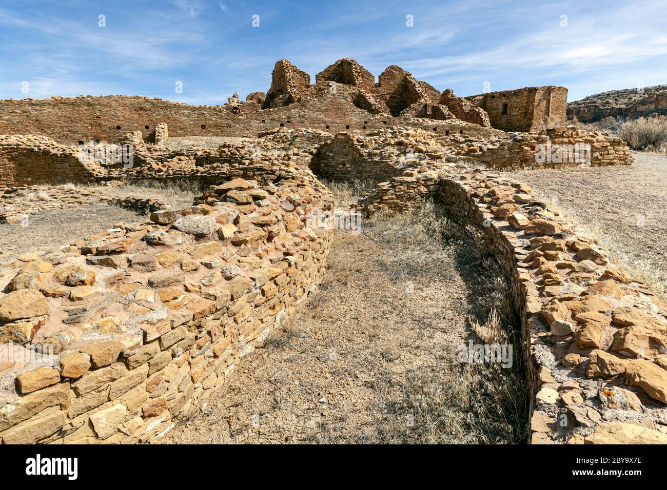 NM00596-00...NOUVEAU MEXIQUE - murs de pierre de maçonnerie de Pueblo Del Arroyo construits par les premiers Chaco. Parc national historique de Chaco Culture. Banque D'Images